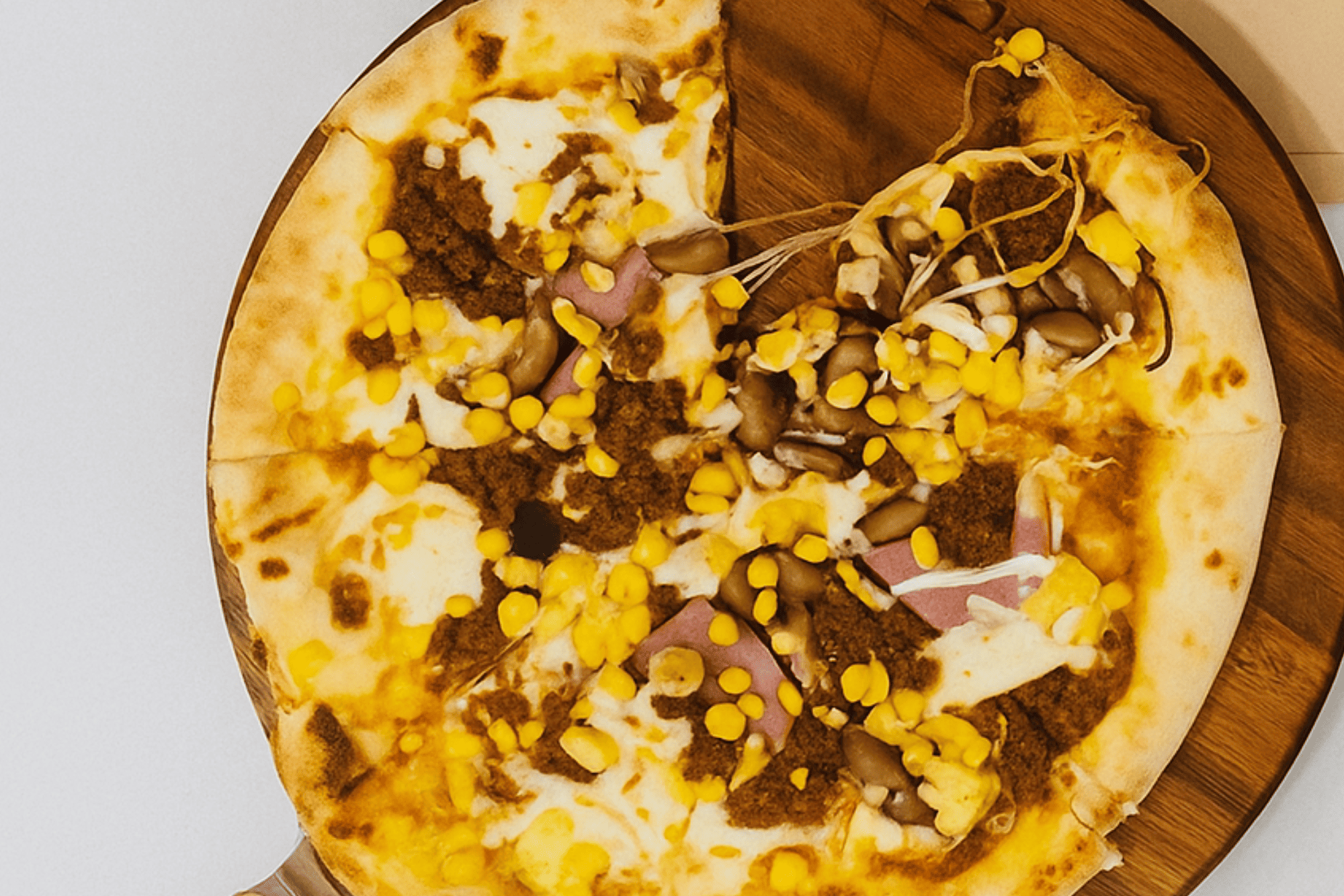 Their wood-fired pizzas come with a thin, crispy base and generous layers of fresh ingredients